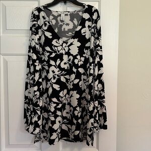 White House Black Market Black & White Floral Tunic Top